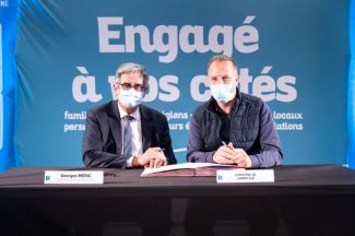 [ Signature des Contrats de Territoire avec le prsident du dpartement ]